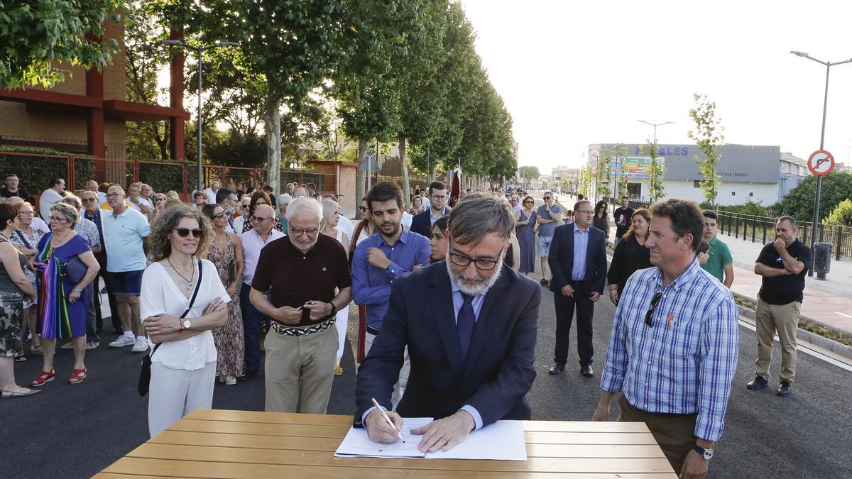 Firma pública del acta de recepción de las obras, por parte de Andreu Salom, alcalde de l&#039;Alcúdia.