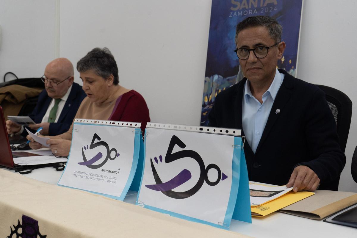 El presidente de la Hermandad del Espítitu Santo, Antonio de la Higuera, junto al logotipo del 50 aniversario.