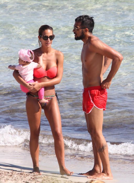 El jugador Ezequiel Garay y su esposa Tamara Gorro con su pequeña hija de solo unos meses, Shaila.