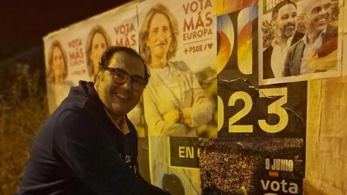 Vicente Agenjo durante el pegado de carteles en Mairena.