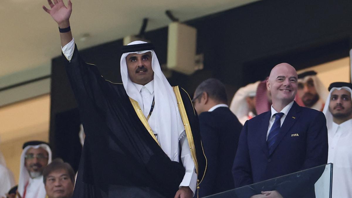 El emir de Qatar, Tamim bin Hamad al-Thani, saluda a la multitud cuando llega con el presidente de la FIFA, Gianni Infantino, para el partido de fútbol del Grupo A de la Copa Mundial de Qatar 2022 entre Qatar y Ecuador en el estadio Al-Bayt en Al Khor.