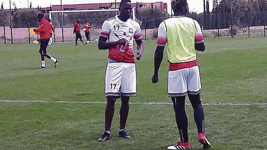 Mariga bebe agua durante un entrenamiento con Kenia.