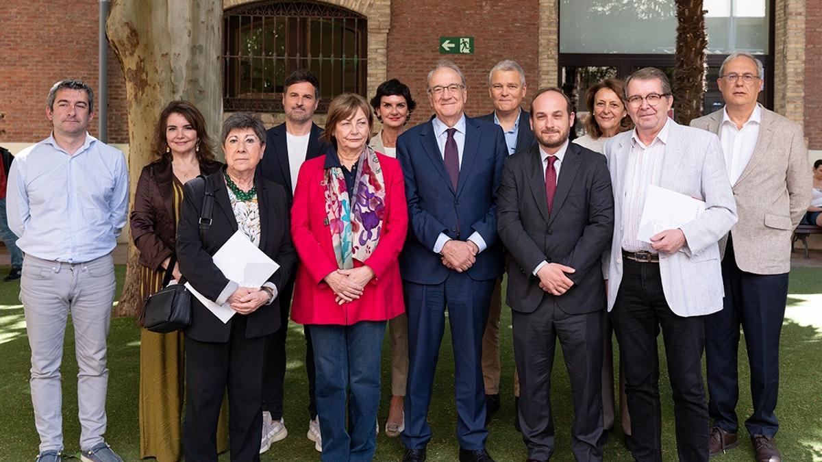 Por la izquierda, en primera fila, Manuel Campa, concejal de Desarrollo Urbano; Yolanda Alonso, concejala de Cultura; María Rosario López Merás, presidenta de la asociación de coleccionistas privados de Arte Contemporáneo 9915; Mariví Monteserín, alcaldesa de Avilés; José Muñiz, rector de la Nebrija, Juan Padilla, director general de Institutos Nebrija; Adrián Piera Sol, presidente del Instituto de Artes Contemporáneo. En segunda fila; José Luis Guijarro Alonso, director de las jornadas en Avilés; Marta Perlado, decana de la facultad de Ciencias de la Comunicación; Pablo Álvarez de Toledo, director del departamento de artes de la Nebrija; Pilar Alcover, directora del Instituto de Nebrija de Español y Gregorio Martínez Garrido, director de relaciones institucionales de la Nebrija, ayer en el campus