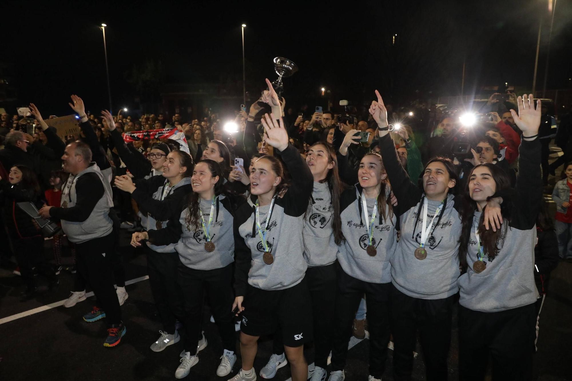 Así fue la llegada del Telecable Gijón tras ganar la Intercontinental de hockey sobre patines: "¡Enhorabuena campeonas del mundo!"