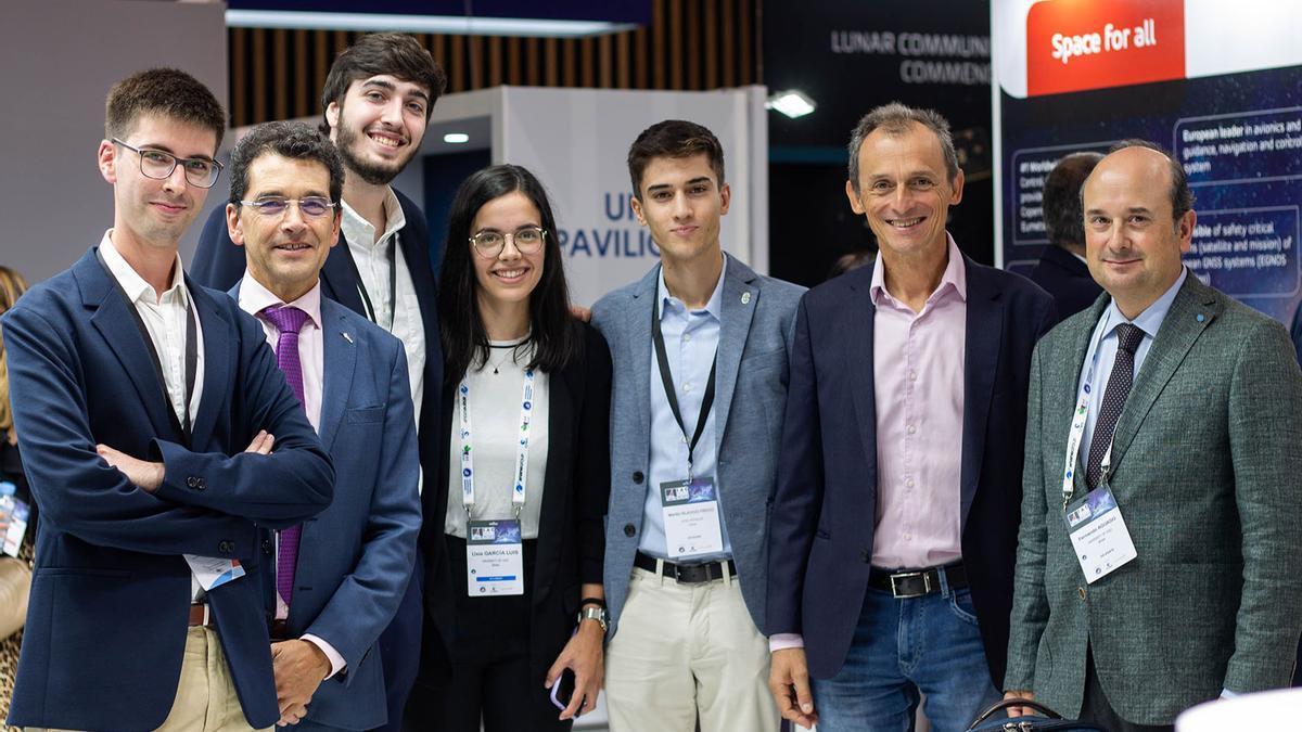 El exministro y astronauta, Pedro Duque, felicitó a los integrantes del UVigo SpaceLab