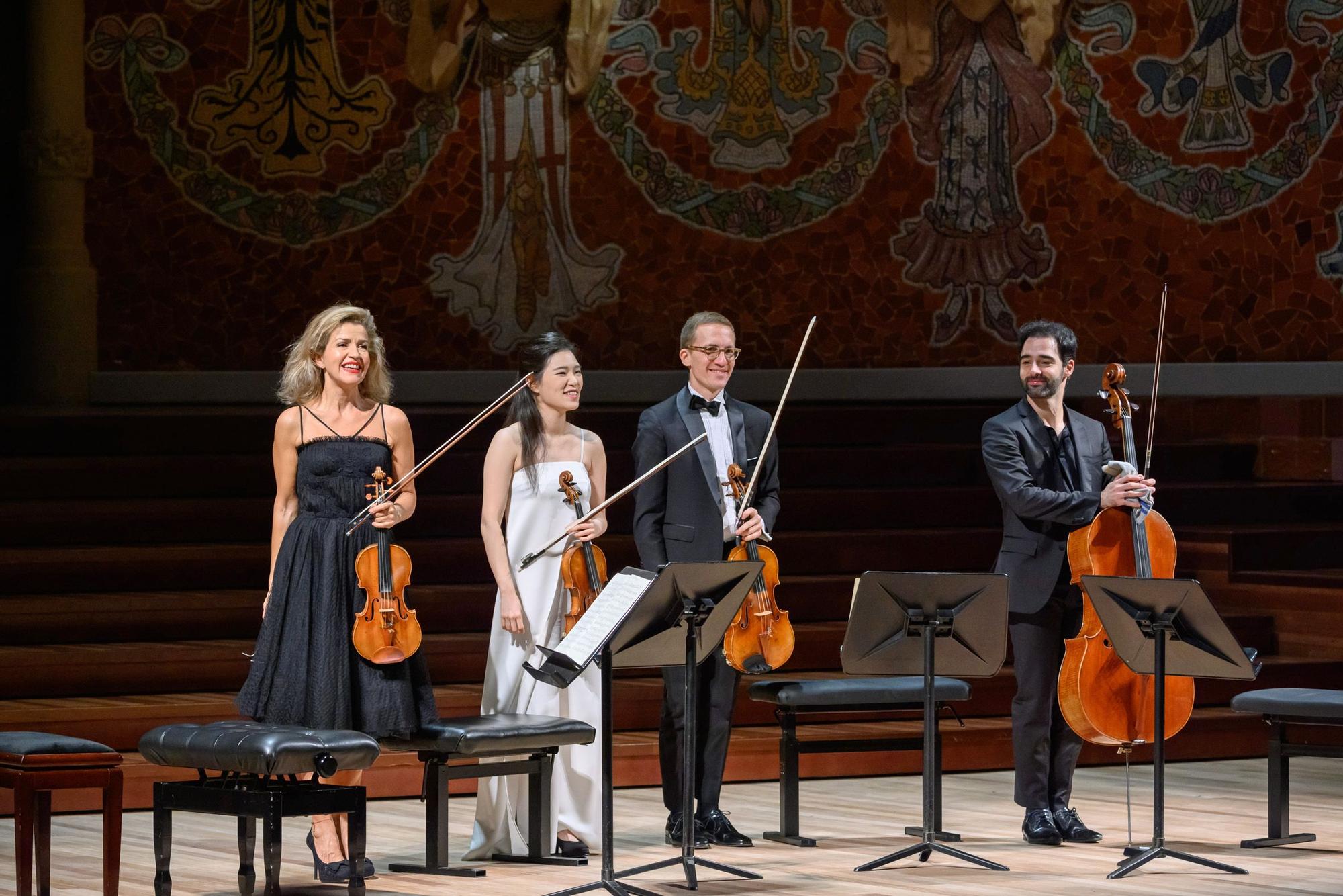 La violinista Sophie Mutter y su acompañamiento de cámara, anoche en el Palau de la Música.