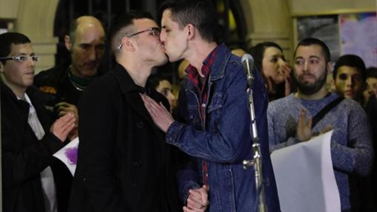 Andy y Jorge se besan, ayer, en la concentración de protesta en la plaza de Sant Pere de Berga.