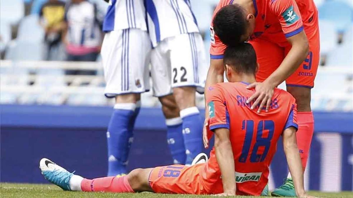 Andreas Pereira e Isaac Cuenca, apesadumbrados tras perder ante la Real Sociedad