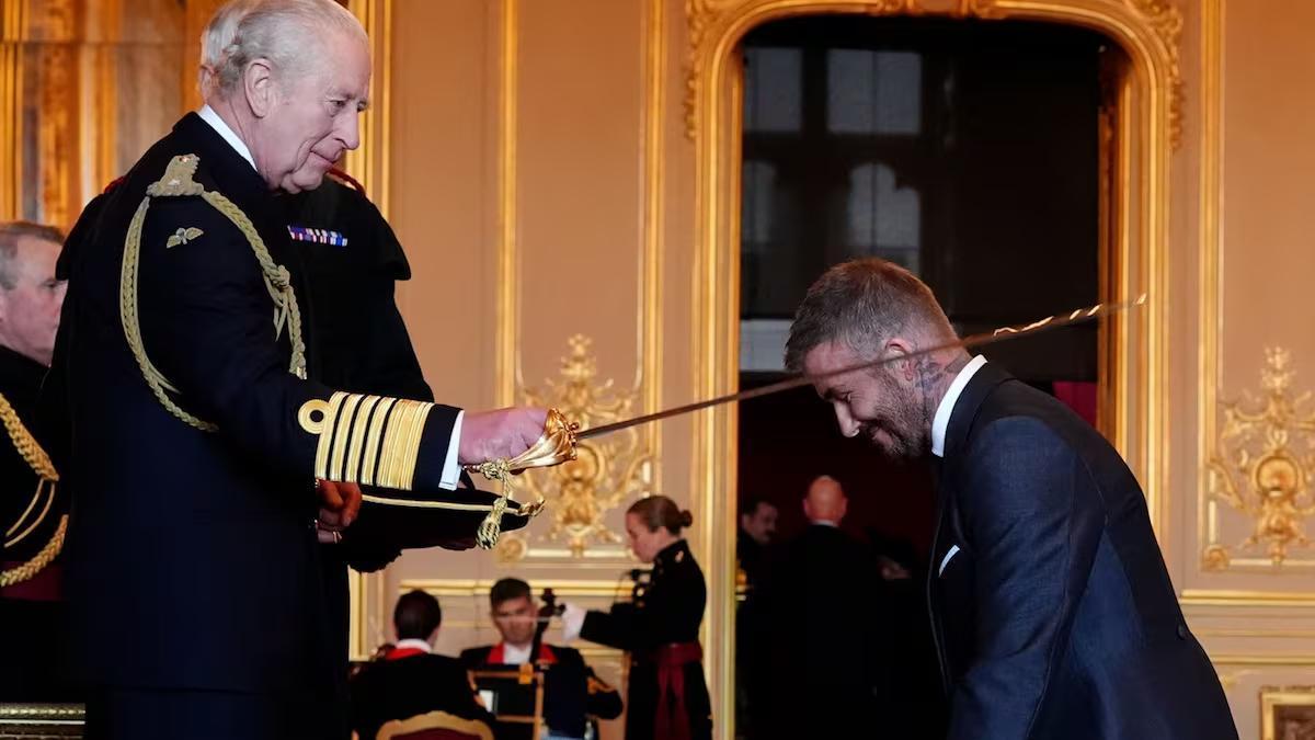 David Beckham es nombrado caballero por el rey inglés, Carlos III.