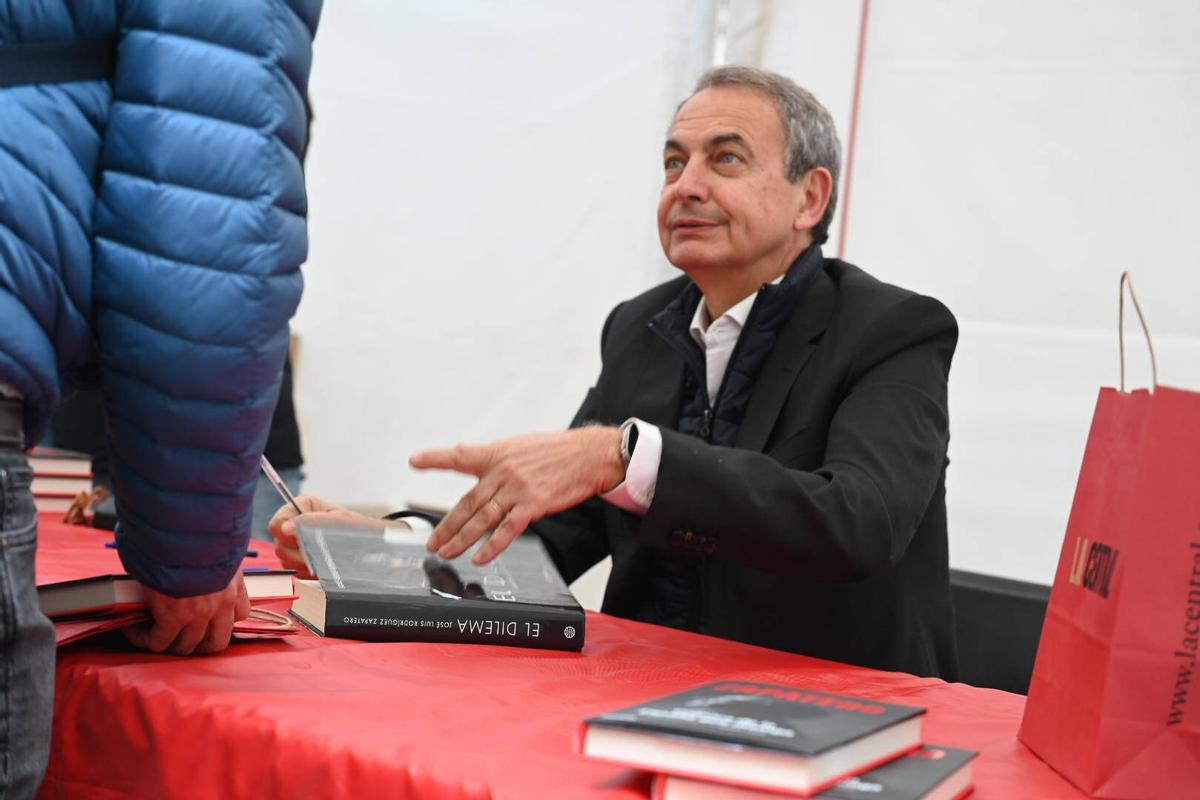 El expresidente del Gobierno José Luis Rodriguez Zapatero firma su libro por Sant Jordi