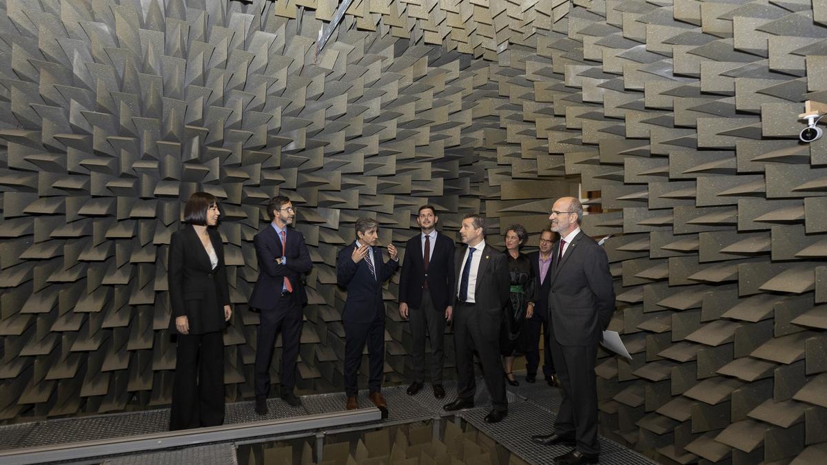 La ministra, el alcalde Prieto y el rector Capilla visitan la sala acústica del Campus