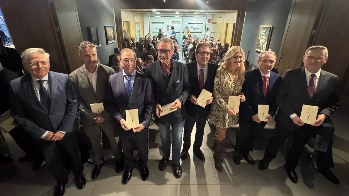El jurista cordobés Rafael Jaén presenta su poemario 'Entre tus manos' con el prólogo de Carlos Herrera