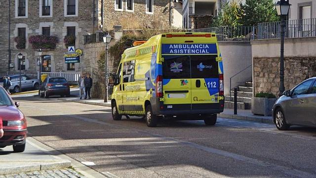 Una ambulancia sale del centro de salud de Puebla de Sanabria. | A. S.