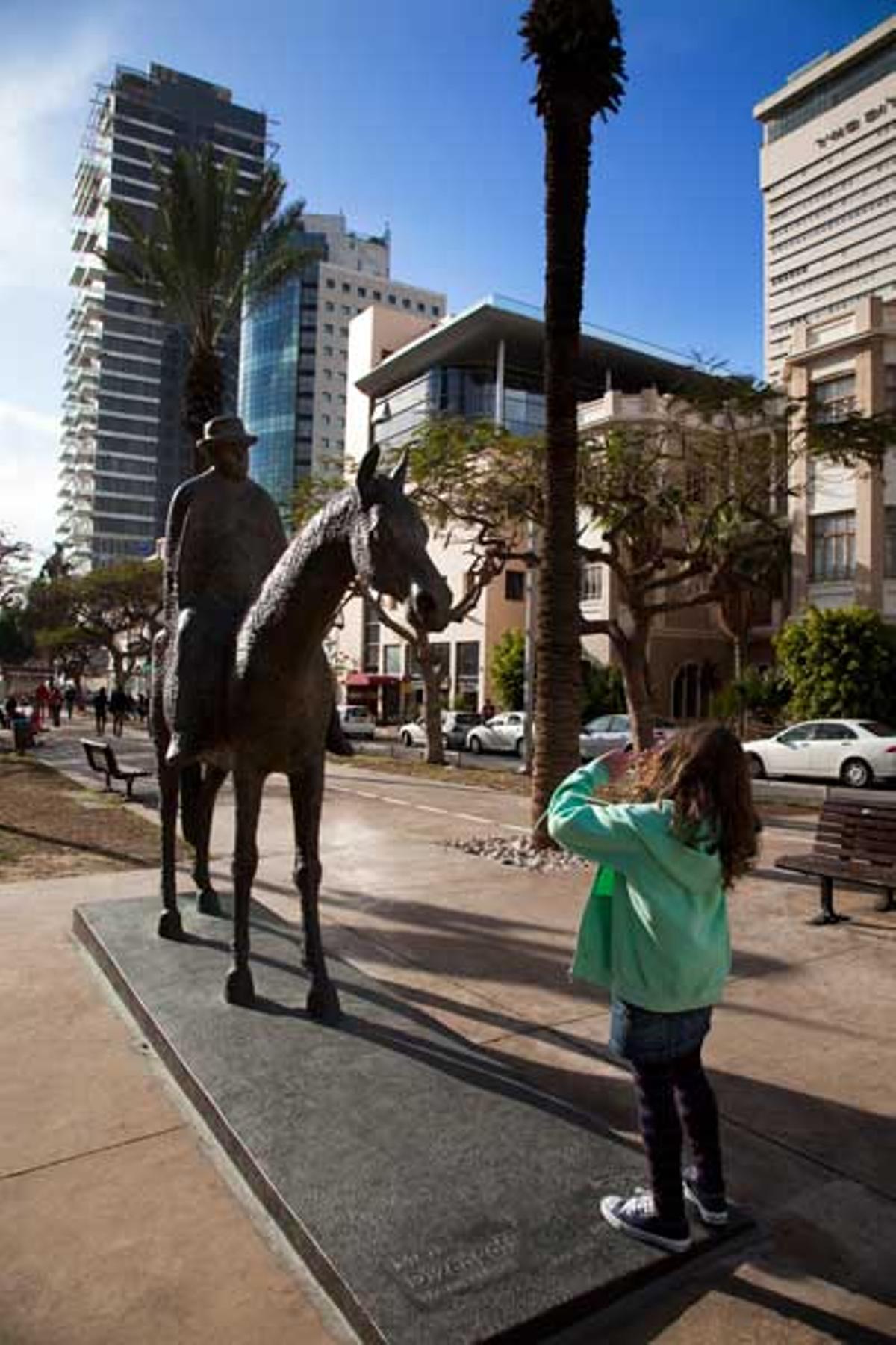 Estatua de Meir Dizengoff, en Bvd. Rothschild.