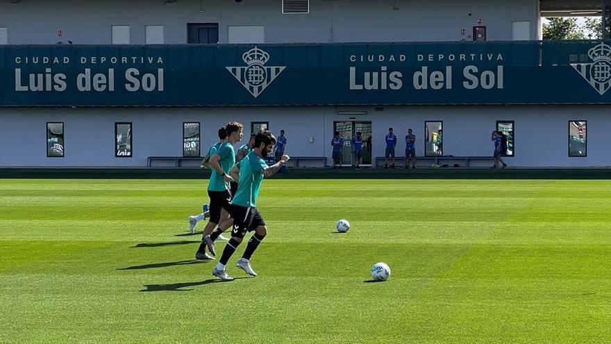 Vídeo | Ángel Ortiz vuelve con el Betis en la previa de la jornada 33 en Montilivi ante el Girona