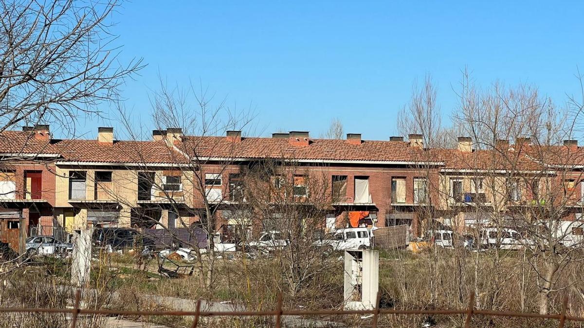 Les cases estan situades a la zona de la carretera vella de Vilatenim