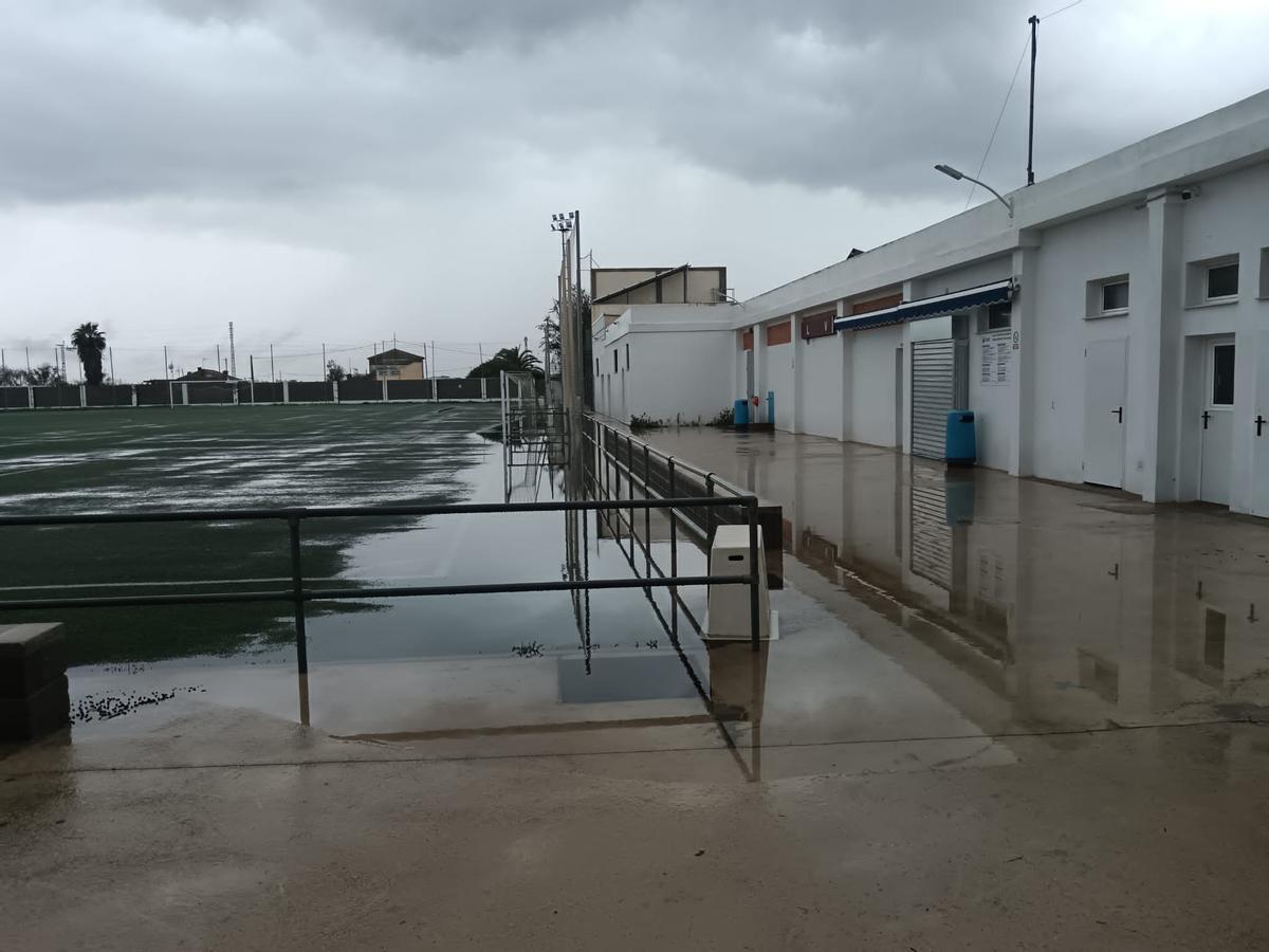 Daños en el polideportivo de Riola.