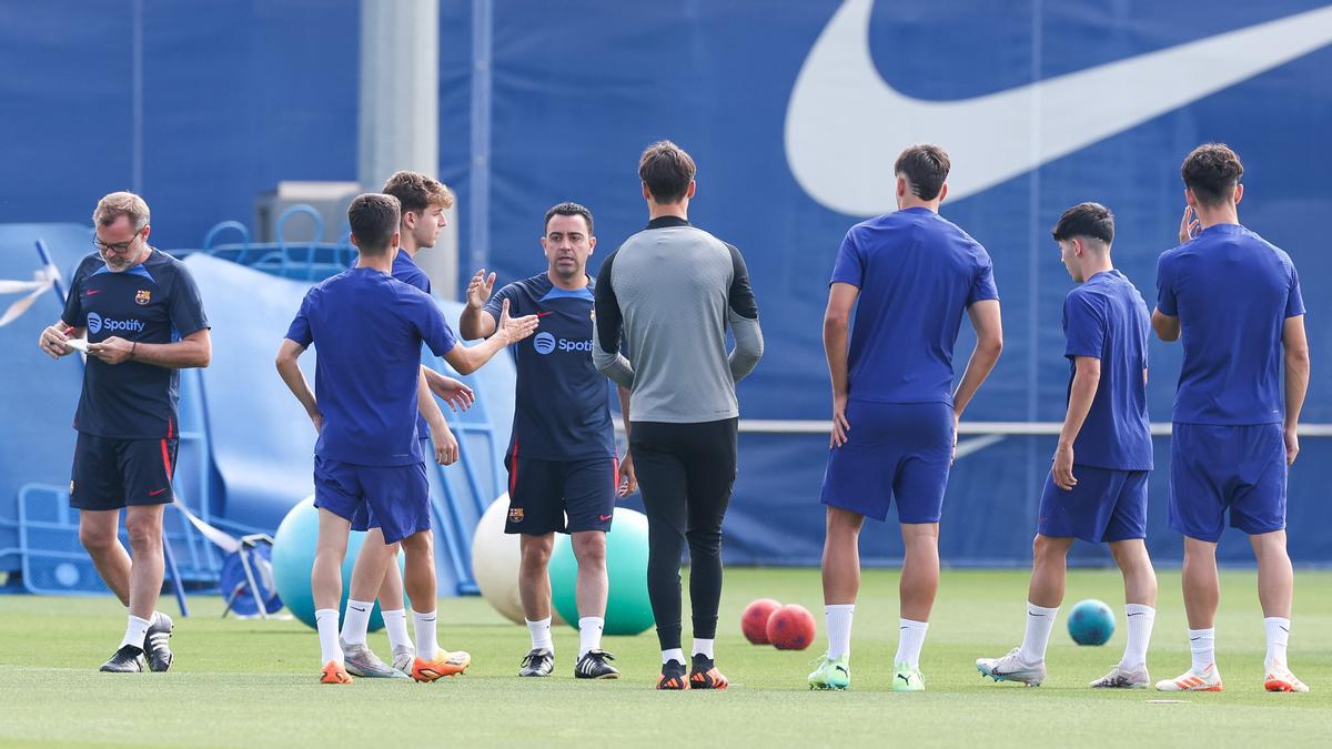 Entreno FC Barcelona. Xavi da la bienvenida a los jóvenes canteranos que se suman al grupo.Foto: David Ramirez