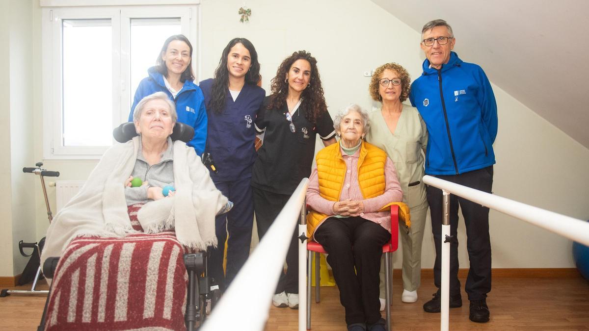 Usuarias y profesionales de la residencia Bellolar de Palavea, junto a los doctores Laura Gamonal y Fernando Lamelo, en ese centro.