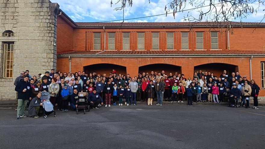 Más de 150 vecinos de Posada de Llanera marchan por la solidaridad