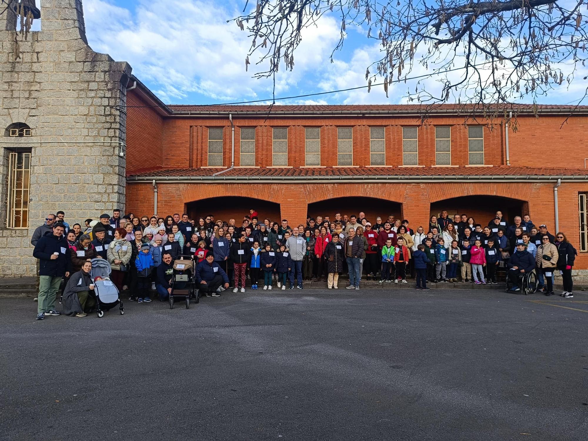 Más de 150 vecinos de Posada de Llanera marchan por la solidaridad