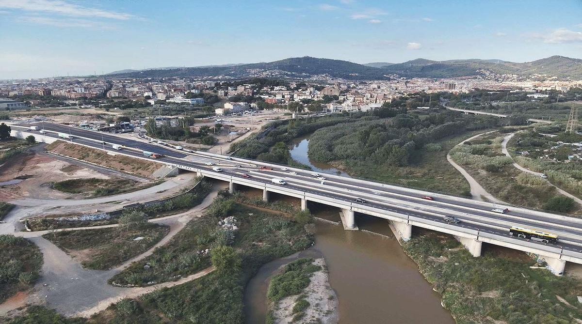 Vista aérea de la B-25 a su paso por Sant Boi en una imagen de archivo.