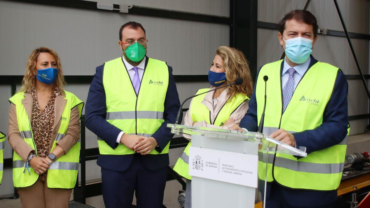 Mañueco durante su intervención en las pruebas de la Variante de Pajares entre León y Asturias.