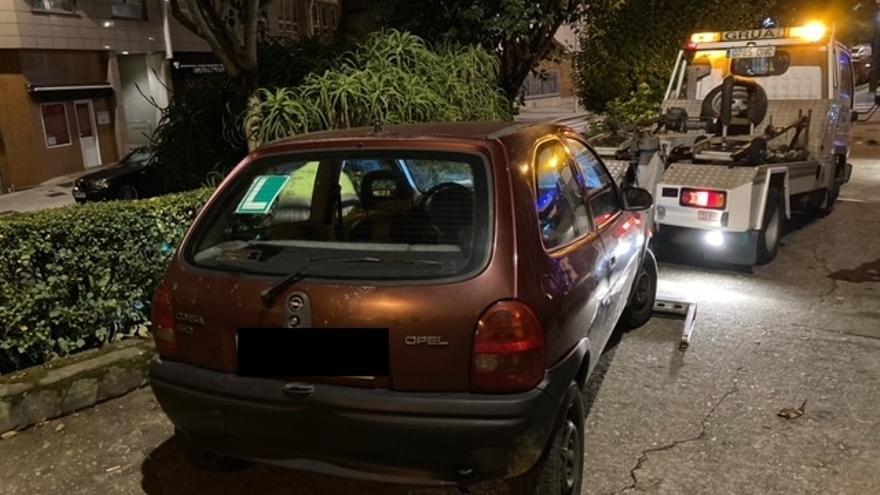 Da positivo en alcohol tras intentar huir después de chocar con su coche contra otro aparcado en A Coruña