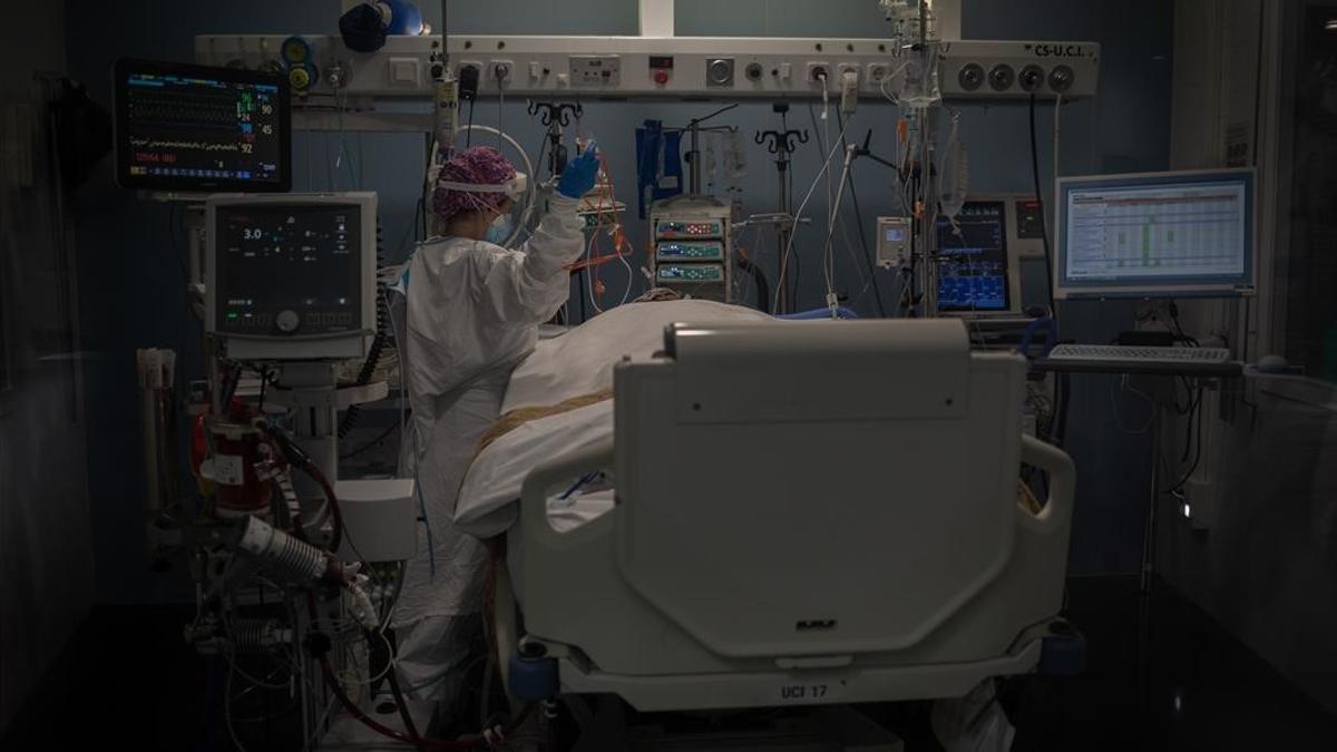 19 11 2020 Trabajadores sanitarios protegidos atienden a un paciente en la Unidad de Cuidados Intensivos -UCI- del Hospital del Mar  en Barcelona  Catalunya (Espana)  a 19 de noviembre de 2020  Ahora que la region pasa por la segunda ola de la pandemia  Cataluna confirma que a dia de hoy en la red de unidades de cuidados intensivos (UCI) hay un total de 539 pacientes ingresados  14 menos que en el balance anterior  Asimismo  Catalunya ha confirmado 327 517 casos acumulados de coronavirus   SALUD   David Zorrakino - Europa Press