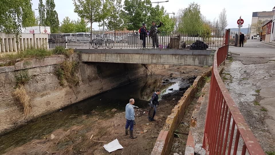 Imatges de la recollida de deixalles a la séquia.