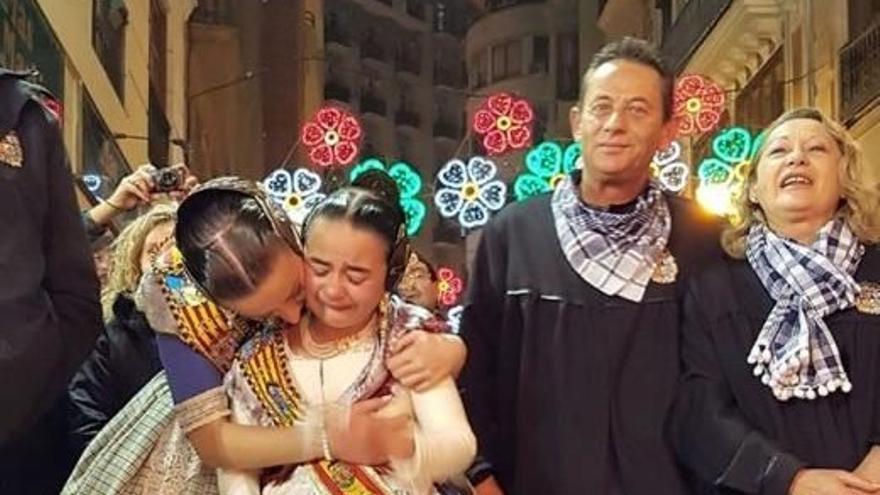Rocío y su hermana Carla, con su padre Rafa y su tía Amparo, en la cremà cuando fueron falleras mayores de la Merced en 2017