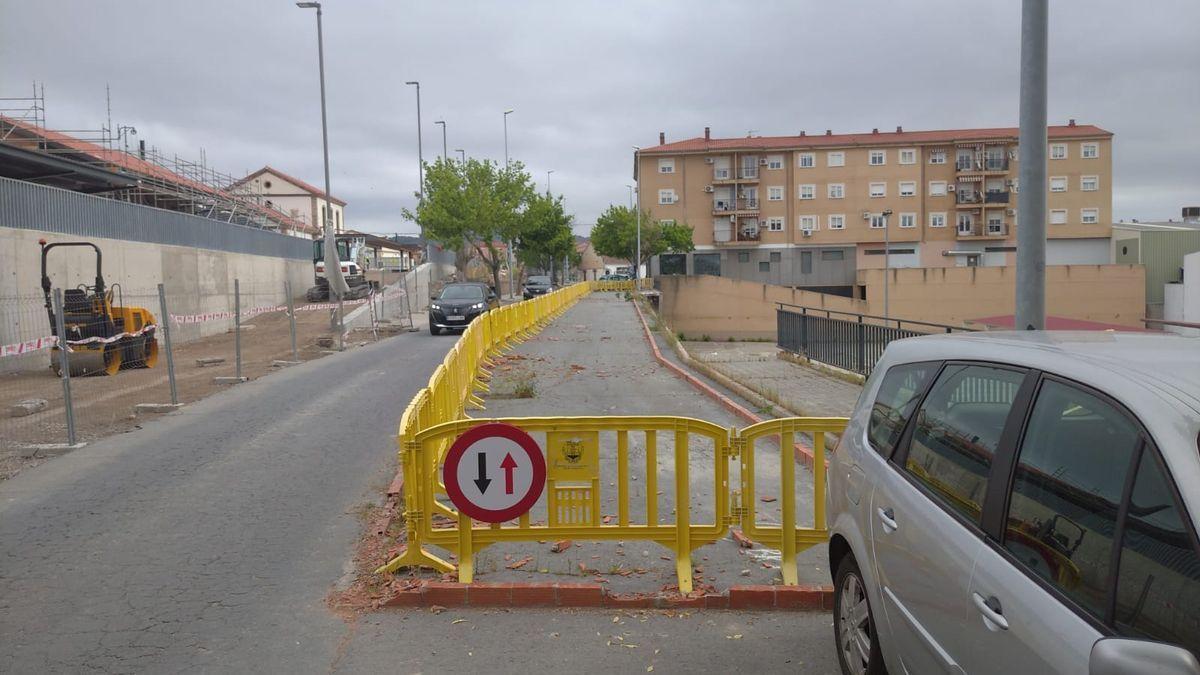 Vallas en la zona donde estaba el muro en Plasencia, en una imagen de archivo.