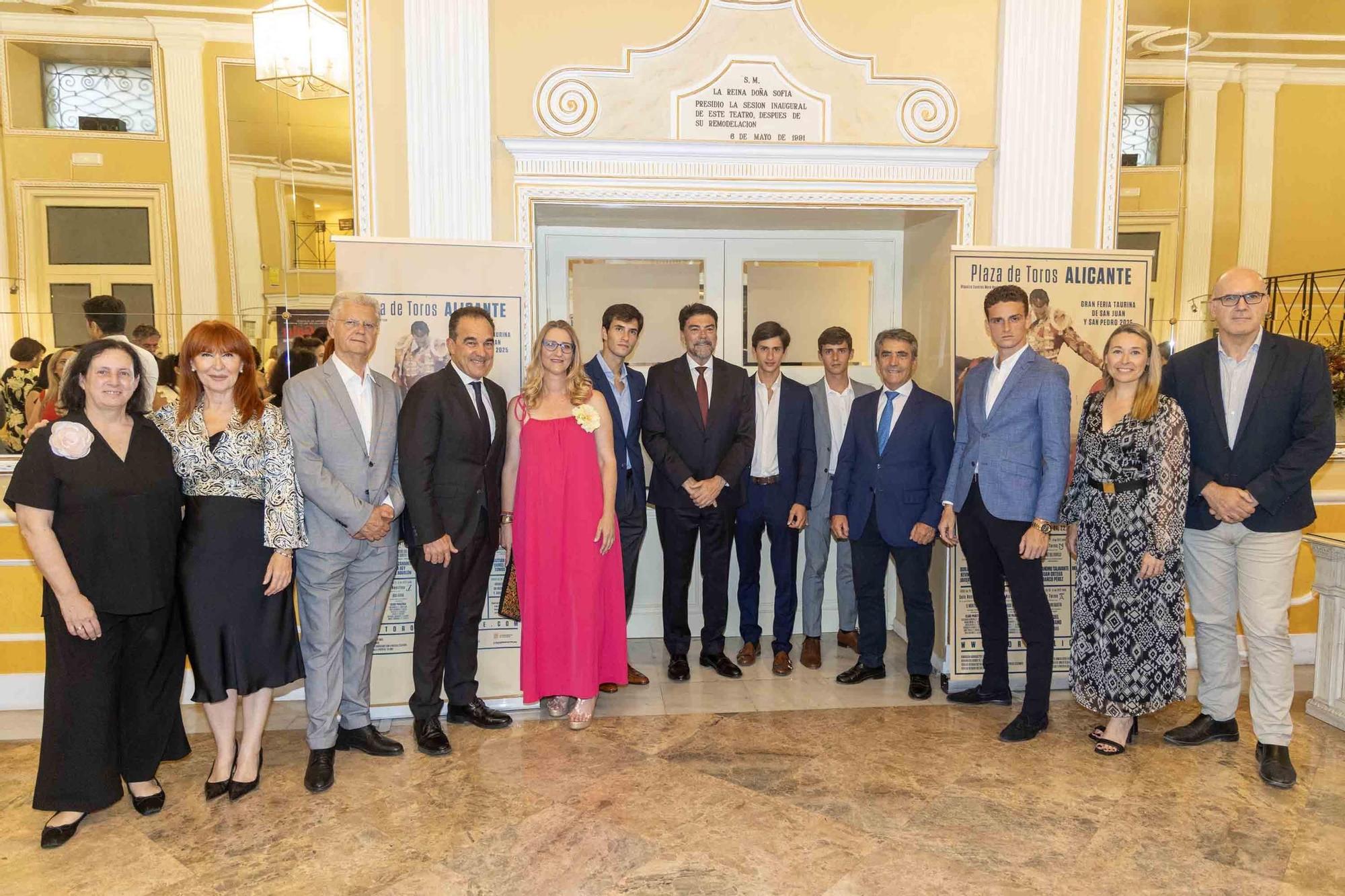 Manuel Escribano pronuncia el pregón de apertura de la Feria de Hogueras en el Teatro Principal de Alicante