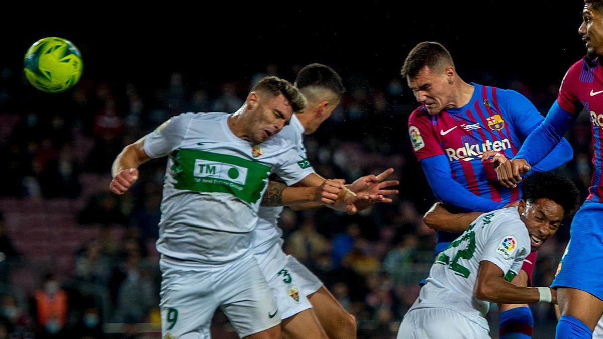 Jutglà cabecea el 1-0 al Elche en el Camp Nou.