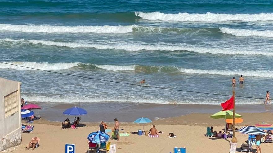 Una playa de Guardamar, este martes, en un día en el que ha ondeado la bandera roja