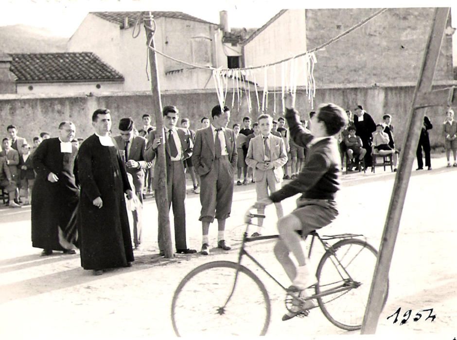 Activitat lúdica a La Salle de Santa Coloma de Farners, l’any 1954.