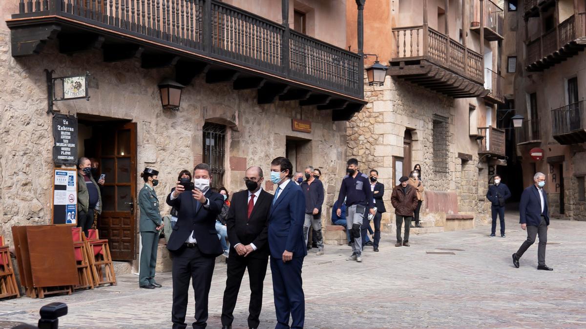 García Page, Lambán y Fernández Mañueco se hacen un selfie en la plaza de Albarracín.