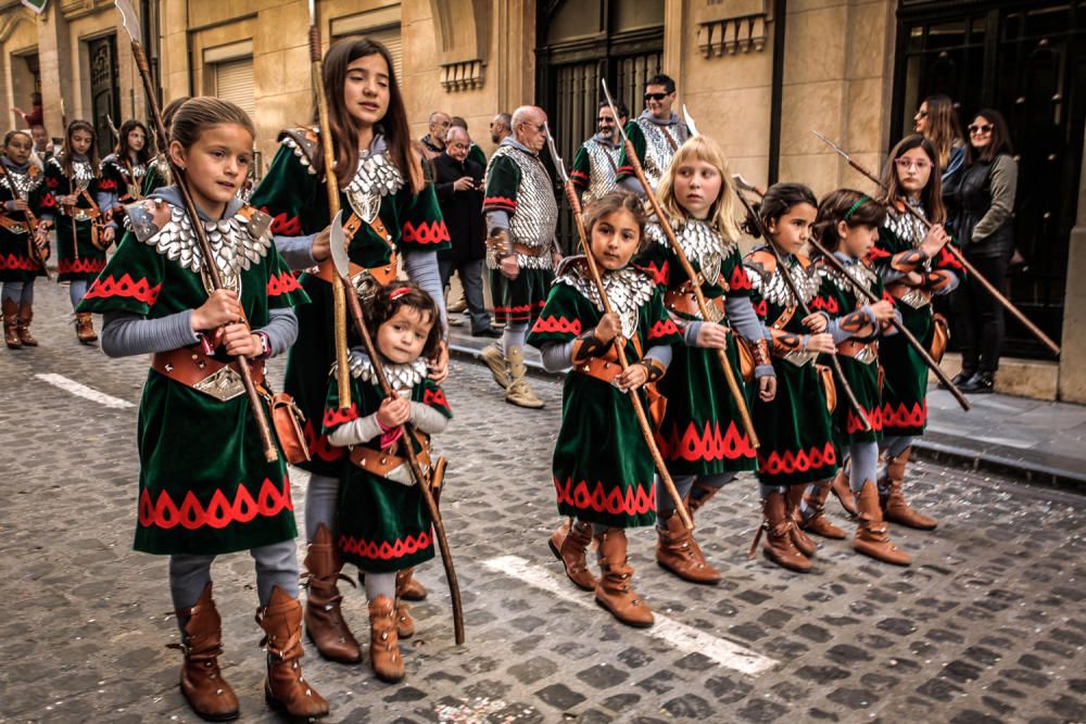 La procesión de la reliquia es uno de los actos que más agradan a los alcoyanos en el día dedicado al patrón San Jorge.