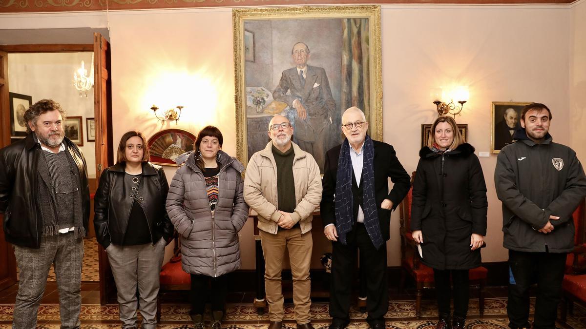 Representantes de ambas entidades, tras la firma, en la Casa Museo Azorín..