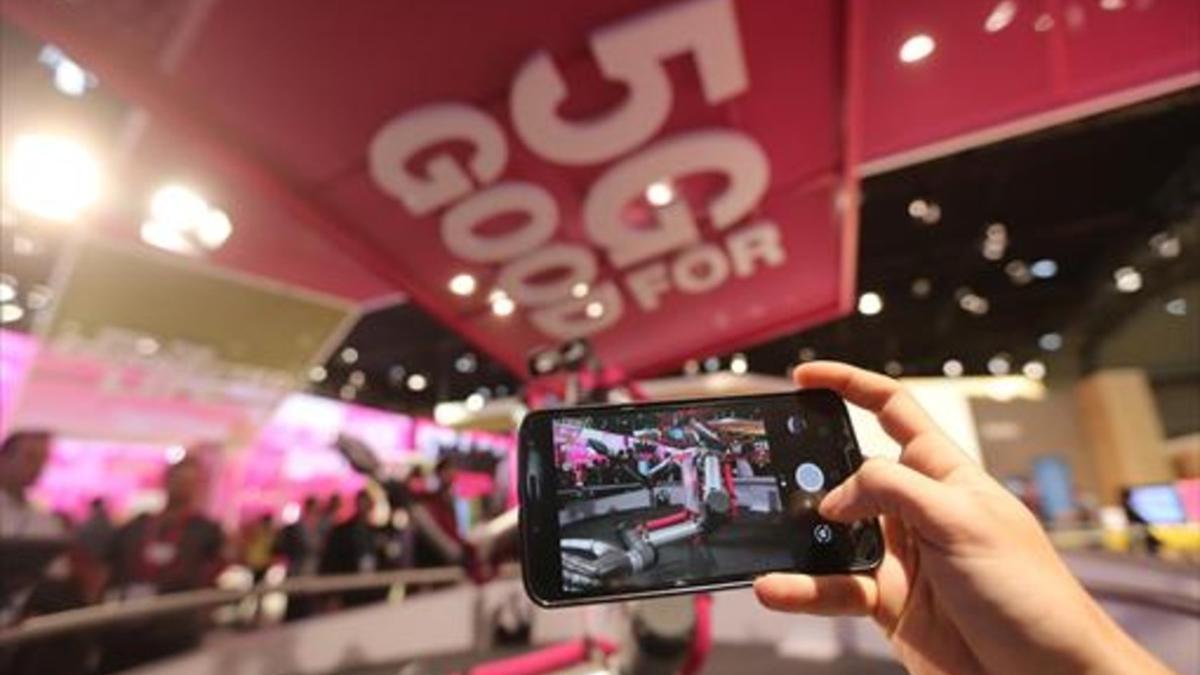 Demostración del uso de 5G en un estand del Mobile World Congress.