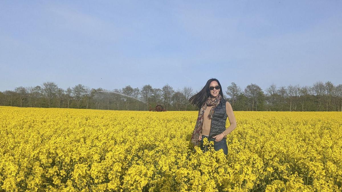 La musicóloga gallega 
Estíbaliz Santamaría, en un 
campo de cebada.   | // E.S.C.