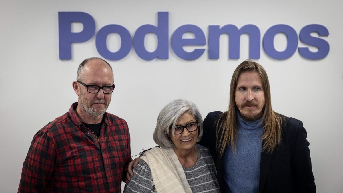 Ricard Mitjana, candidato a liderar Podemos Aragón, junto a Pilar Gimeno y Pablo Fernández, en la sede de la formación en Zaragoza.