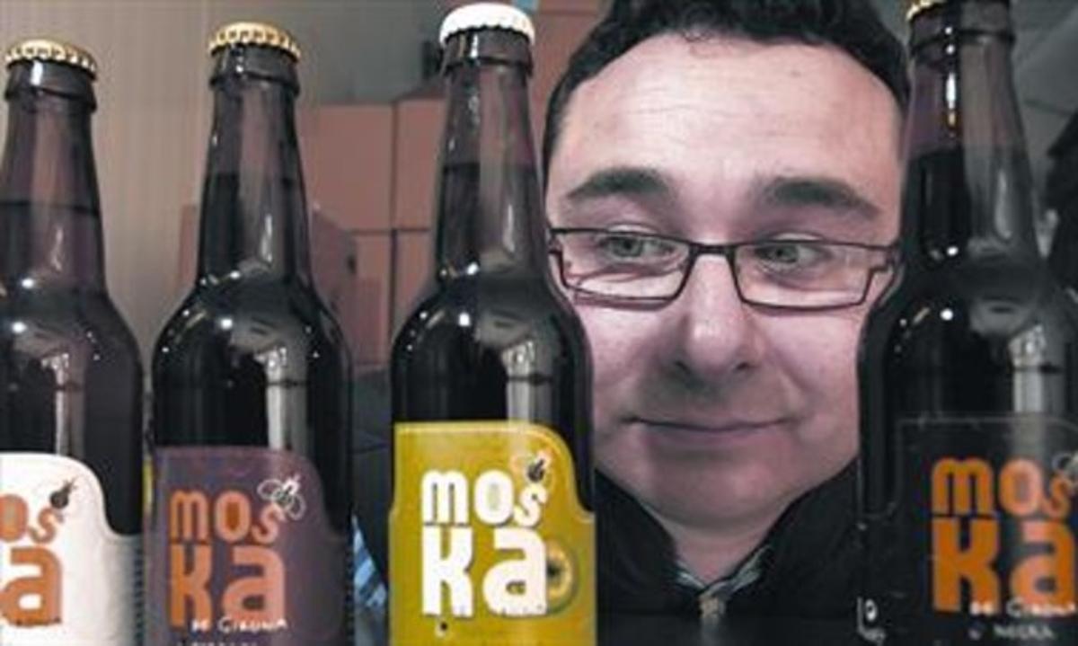 Borrell, entre algunes de les seves cerveses de la marca Moska. Borrell, entre algunes de les seves cerveses de la marca Moska.