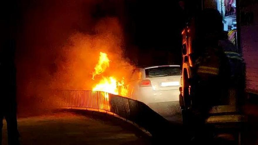 Arde un coche en San Basilio