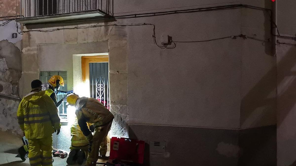 Los bomberos abriendo la vivienda.