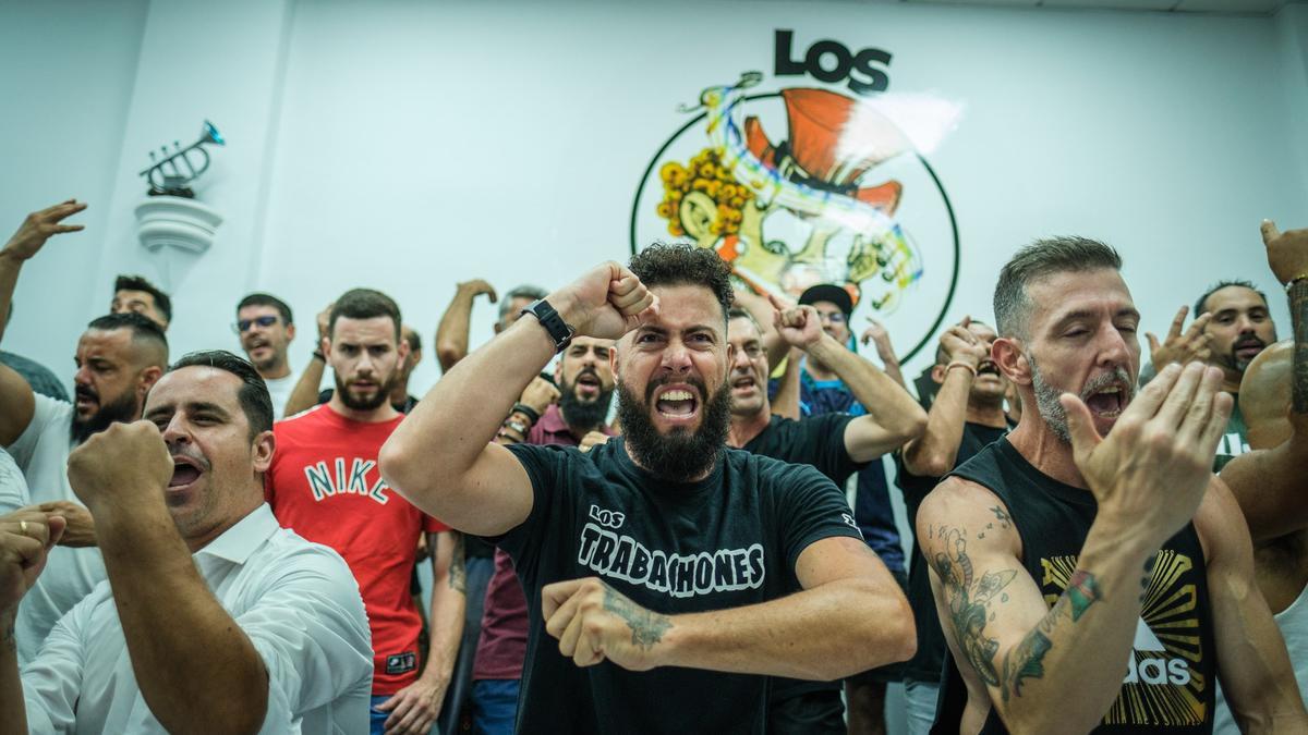 Ensayo de la murga Los Trabachones, con sede en el antiguo mercado de La Salud.