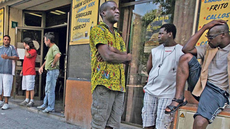 Vecinos de Son Gotleu a las puertas de un bar del barrio.