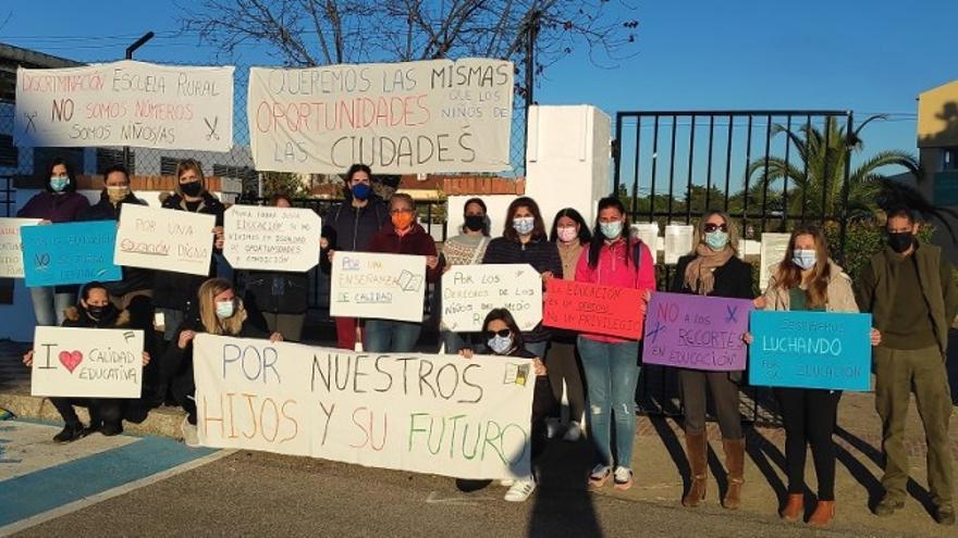 Concentración de padres y madres a las puertas del colegio Manuel Ordóñez Maestro en Valdecaballeros
