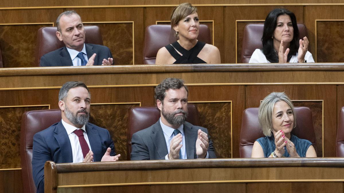 El líder de Vox, Santiago Abascal (i), y el portavoz de Vox en el Congreso, Iván Espinosa de los Monteros (d), durante un pleno extraordinario en el Congreso de los Diputados, a 13 de julio de 2022, en Madrid (España). Esta sesión tiene lugar tras el Deba