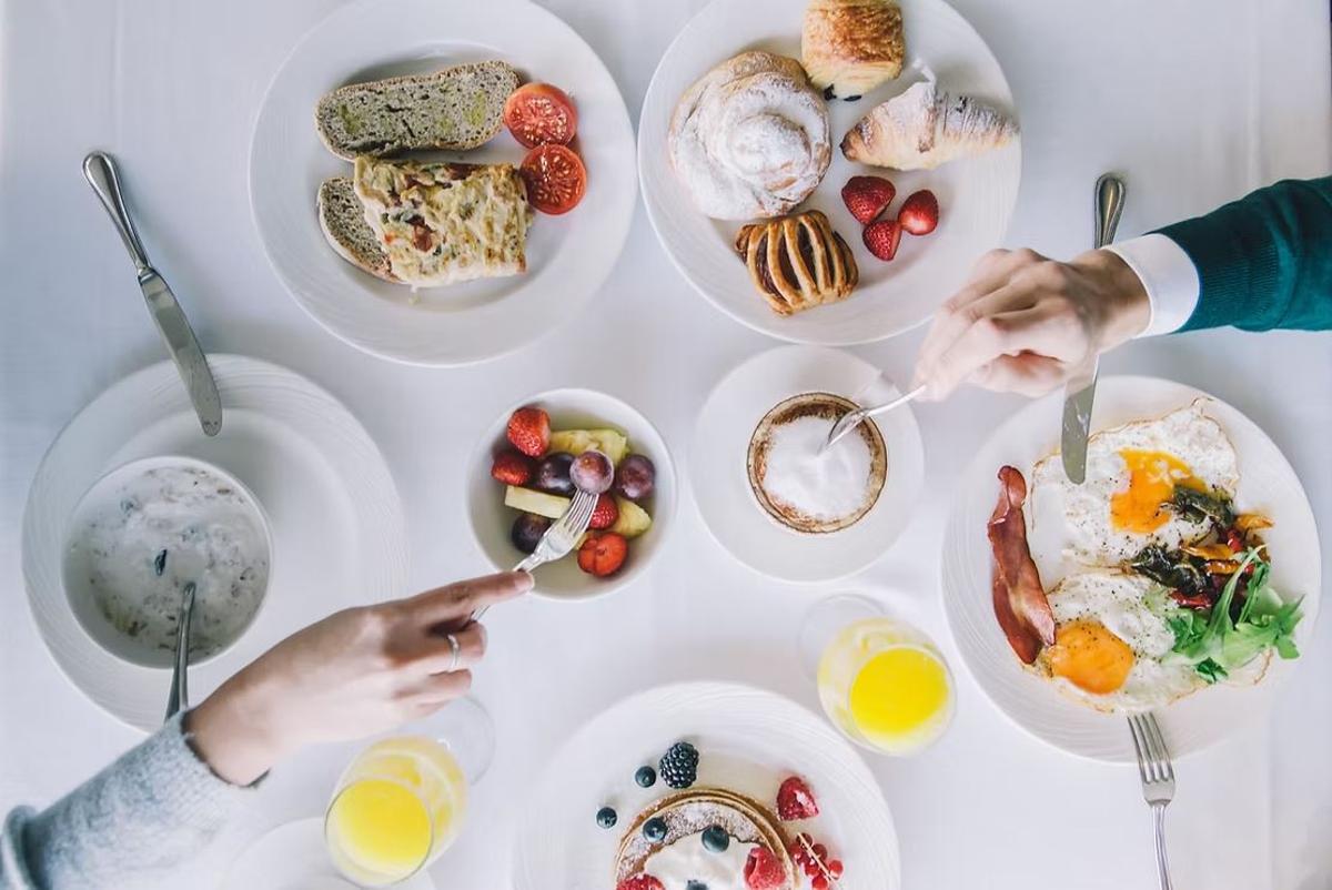 So bewirbt das Castillo Hotel Son Vida sein Frühstücksbuffet mit Sonderpreis für Residenten.